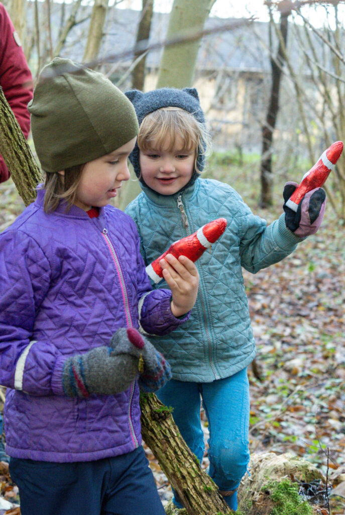 Et par chokoladenisser i et hult træ, hvor stien sluttede, faldt i god jord hos Thora og Asbjørn.