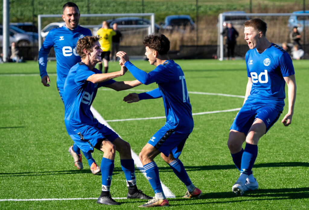 Det var en stor dag for Skødstrup Fodbold, da klubben vandt mod Nørager og rykkede op i Jyllandsserien. Her jubler Skødstrups angrebs efter den anden scoring.  (foto Thomas Nykrog) 