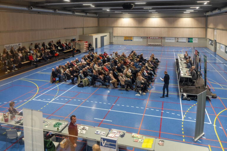 Næsten alle stole var besat i Midtpunktet, da byrådskandidaterne kom forbi.