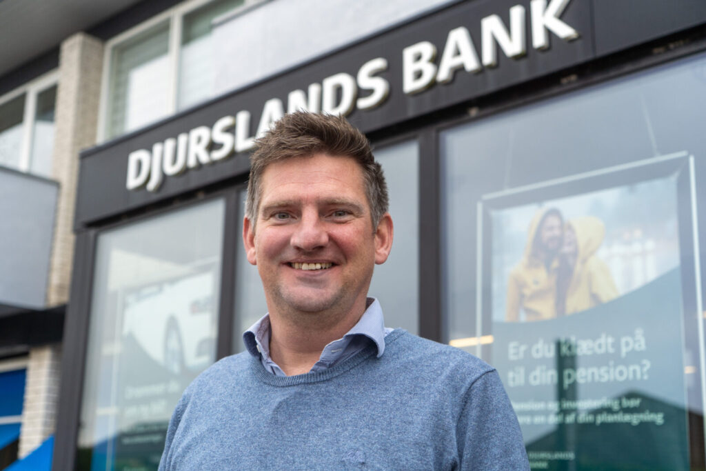 Djurslands Bank lukker ikke filialer, sådan som visse store banker gør. Men Jimmi Skovs team fordeler tiden mellem Hornslet og Skødstrup.