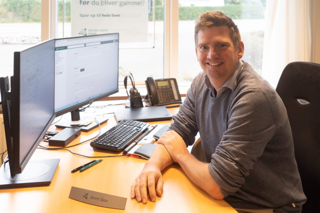 Der er rigtig mange, som gerne vil drøfte deres bankforretninger over et skrivebord, siger Djurslands Bank nye filialchef Jimmi Skov.