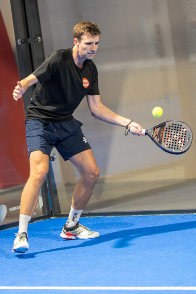 Padle er en blanding af tennis (der er et net) og squash (man må op på væggene og sende bolden indirekte over til modstanderne)
