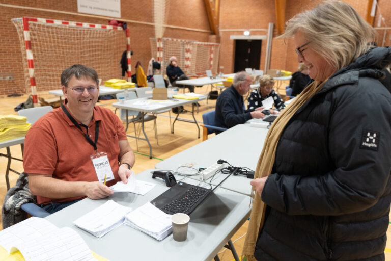 Ved bordet sidder tilforordnede Torsten Ørhøj fra Løgten og tjekker om alt er, som det skal være, før han udleverer stemmesedlerne.