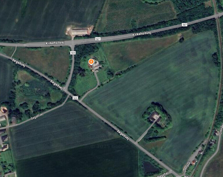 Gården Kirkholt på Segaltvej 505 findes endnu. Stuehuset er opført i 1878 og er bevaringsværdigt med bevaringsværdi 5.