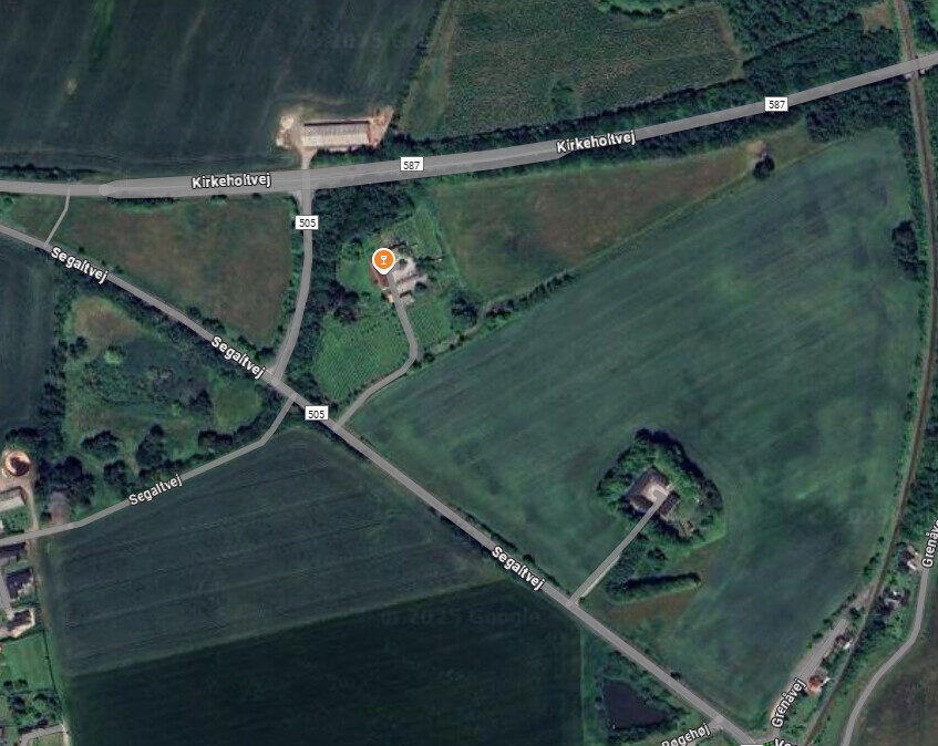 Gården Kirkholt på Segaltvej 505 findes endnu. Stuehuset er opført i 1878 og er bevaringsværdigt med bevaringsværdi 5.