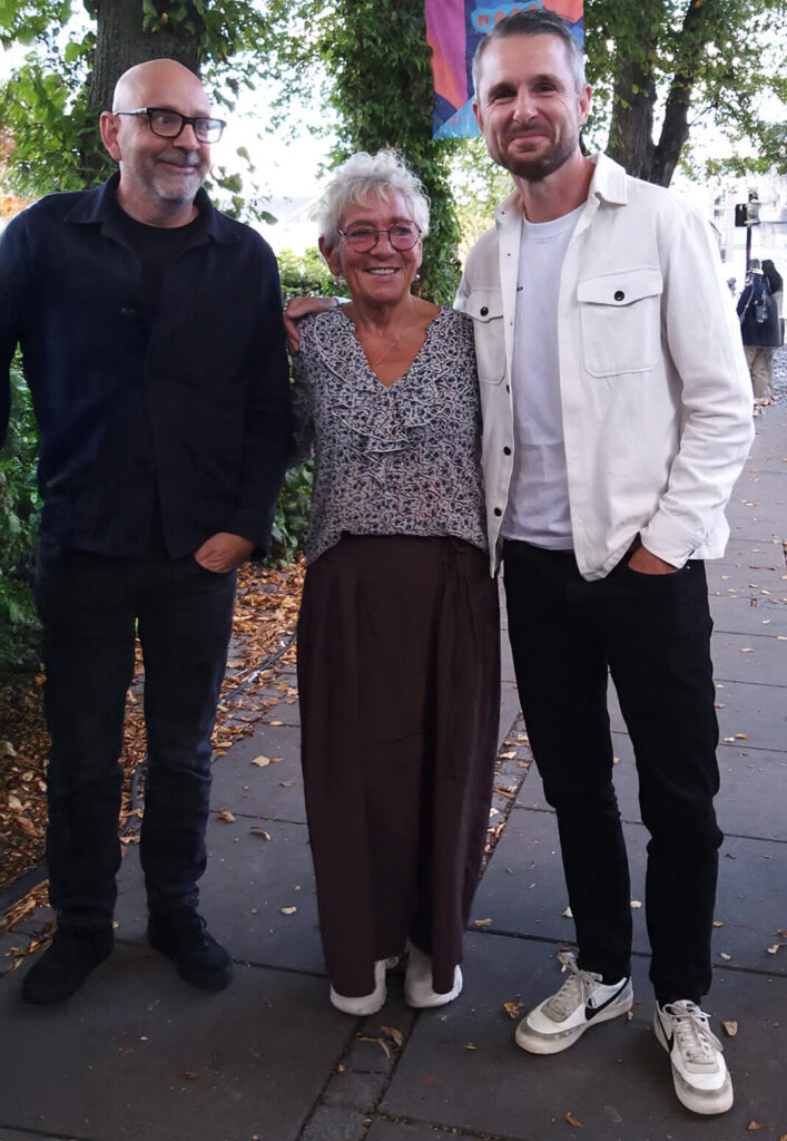 Flemming Møldrup (til venstre) er Kirstens nevø og gudsøn, og de har holdt foredrag sammen. Her ses de til et arrangement med afgående rådmand Christian Budde. Flemming Møldrup vil mange kende fra DR1-sertien "Kender du typen?"