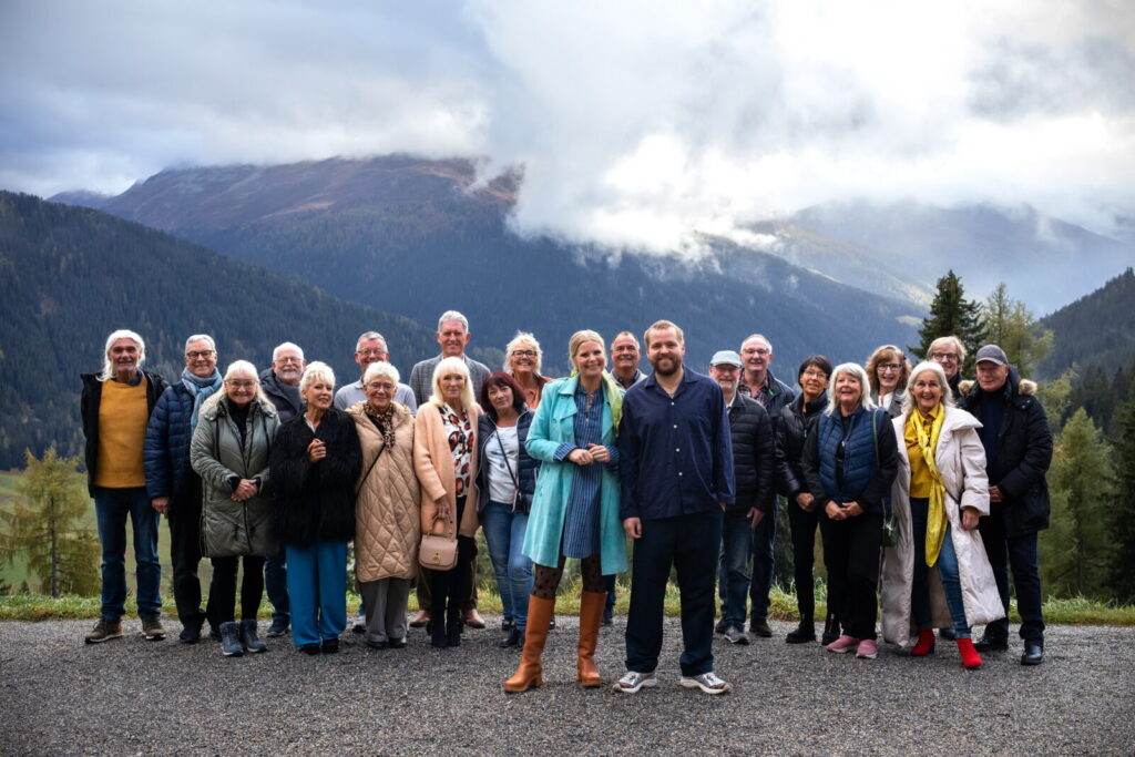 Hotel Romantik-serien viste, at der er saft og kraft i den ældre generation. Kirsten – som ses i forreste række med beige frakke nr. 3. fra venstre – fandt ikke en partner, men vil gerne have det på et tidspunkt.  Foto: DR1 Billedet, hvor hun ses sammen med sin endnu mere tv-kendte gudsøn (”Kender du typen”) rummer også en historie og skulle gerne med. Det ligner alligevel en 3-side