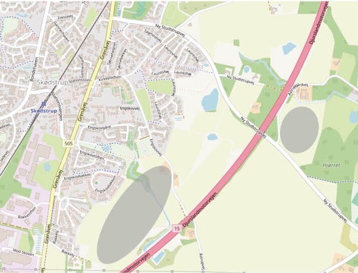 Den store skravering nederst på kortet viser, hvor Skødstrup Skovbakke foreslås anlagt. Den noget mindre skravering til højre for motorvejen er det foreslåede areal til Åstrup Fællesskab