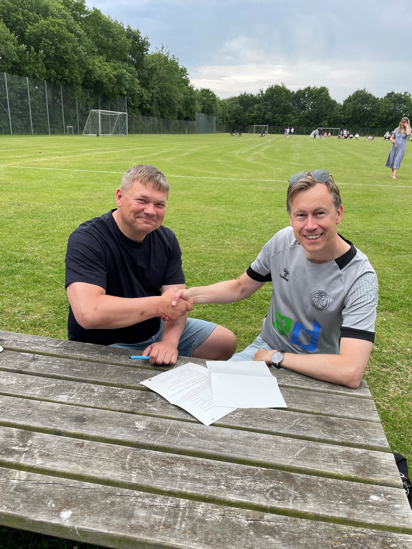 Carsten Karkov, tv, er blevet ansat som ny træner for SSF’s hold i Jyllands-serien. Henrik Skov, bestyrelsesmedlem og sportslig ansvarlig for fodboldafdelingen, ses t.h. (foto privat)