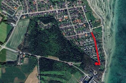 Fra parkeringspladsen ved Fiskerhøj skal I gå de ca. 300 m langs stranden eller ad Studstrup Strandvej hen til, hvor skoven begynder, dreje ind ad skovstien og begynde at kigge efter nisser. Falder der meget sne, bliver nisserne usynlige og så er det bedre at blive henne på Fiskerhøj og kælke.