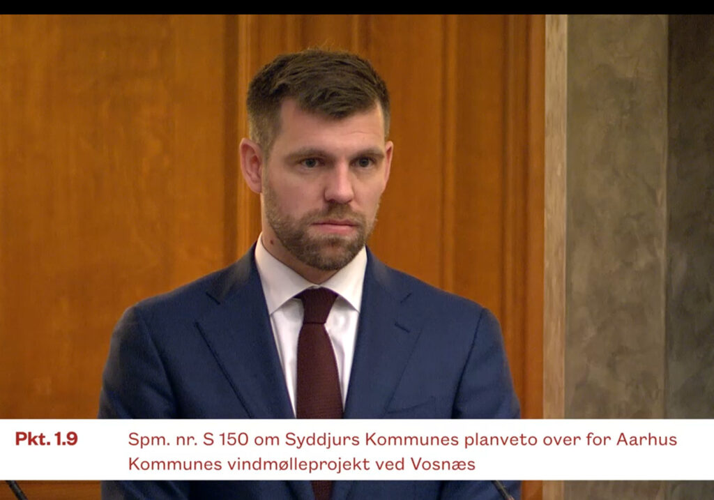Morten Dahlin er ministeren, der skal afgøre, om Vosnæs-møllerne bliver rejst. Han vil se på, om nabokommunen er blevet hørt tilstrækkeligt. (Skærmbillede fra Folketingssalen)