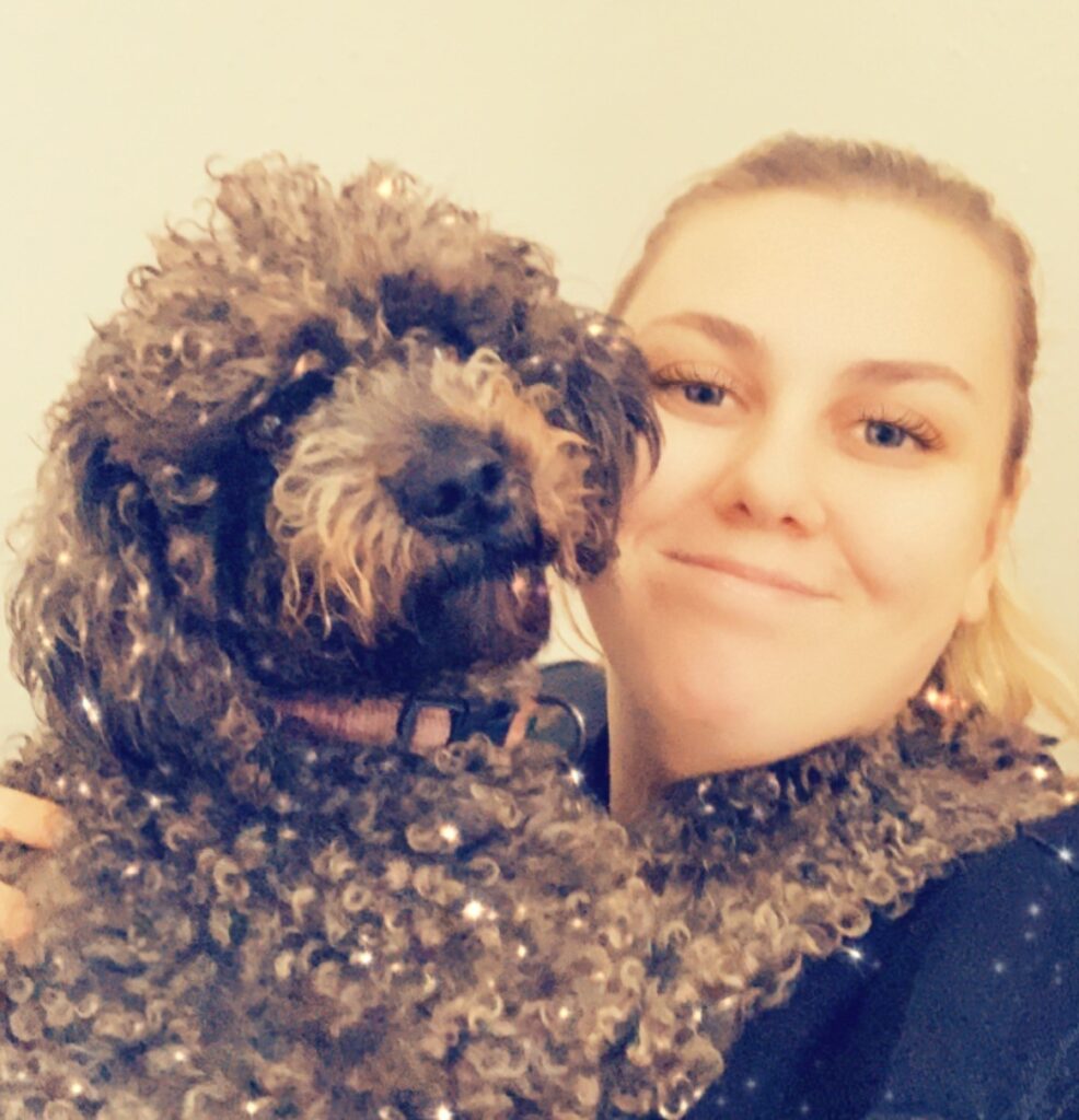 Fran Callaghan sammen med sin hund Cassie. (Privatfoto)