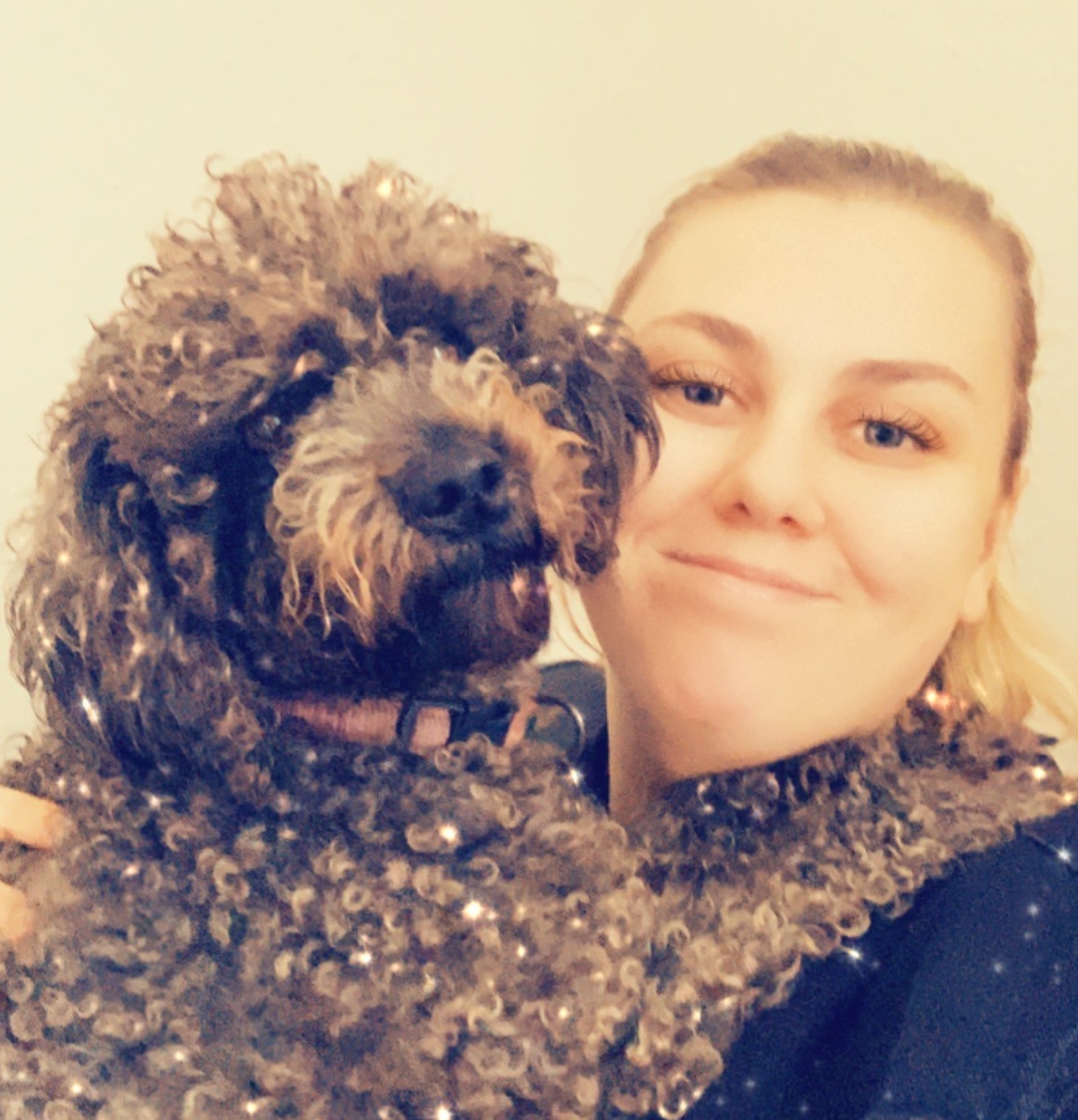 Fran Callaghan sammen med sin hund Cassie. (Privatfoto)