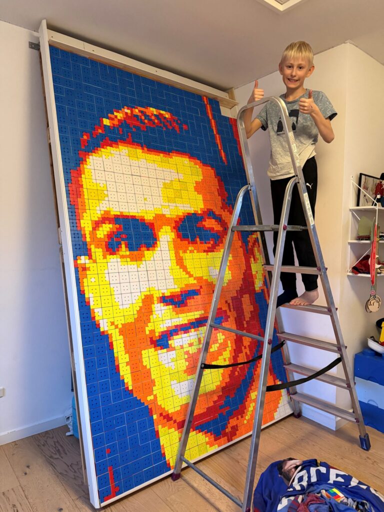 Lukas er færdig efter 10 timers arbejde – og Christiano Ronaldo er portrætteret med Rubiks terninger.
