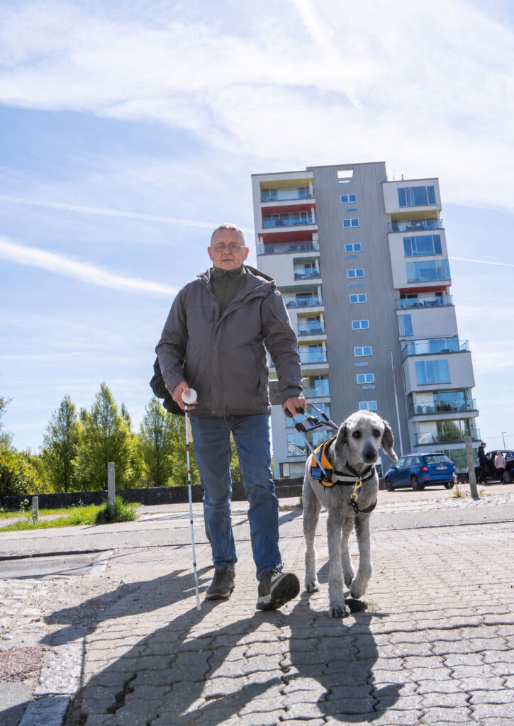 Bent Ove Nielsen med hunden silver foran Siloetten i Løgten