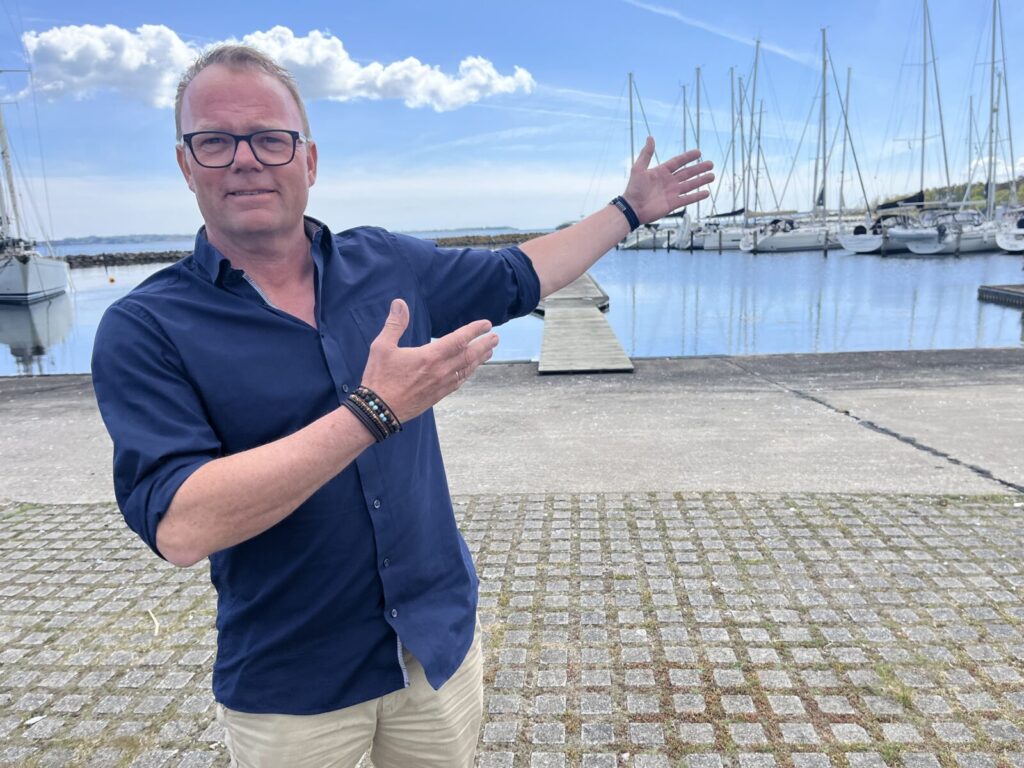 Søren Dalhoff fra Kaløvig Badehotel fik en ide – så nu er der havnefestival i august.