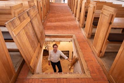 Erik kender Skødstrup Kirke til bunds. Her fremviser han i 2023 krypten til en 8541-miniserie om ”kirkens hemmelige rum”. 