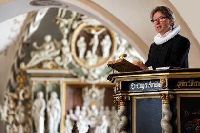 Skødstrup Kirke og Erik klæder hinanden.