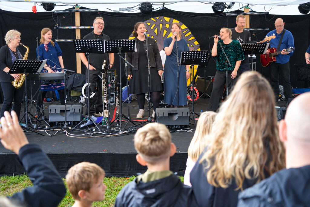 Lærerne fra Skødstrup Skole imponerede de første mange gæster på festivalen (foto Thomas Nykrog) 