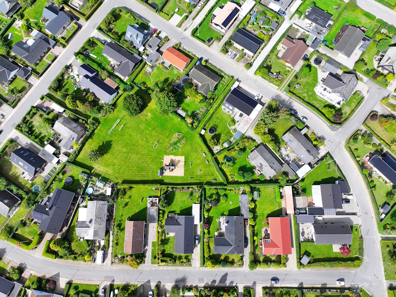 Friarealet her ligger mellem Agatvej og Ametystvej – det skal vedligeholdes, og legehuset skal males. Er forsikringen mon i orden, hvis uheldet er ude? (Foto Thomas Nykrog)
