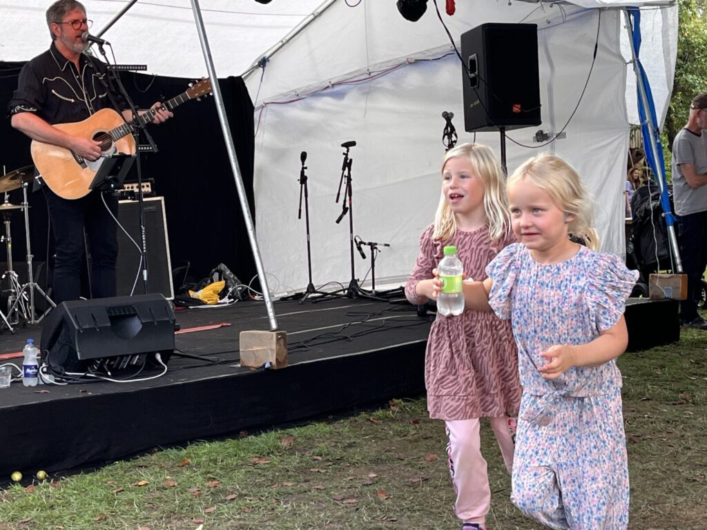 Det var også børnenes festival – Bronco Billy synger i baggrunden. (foto Birger Agergaard) 