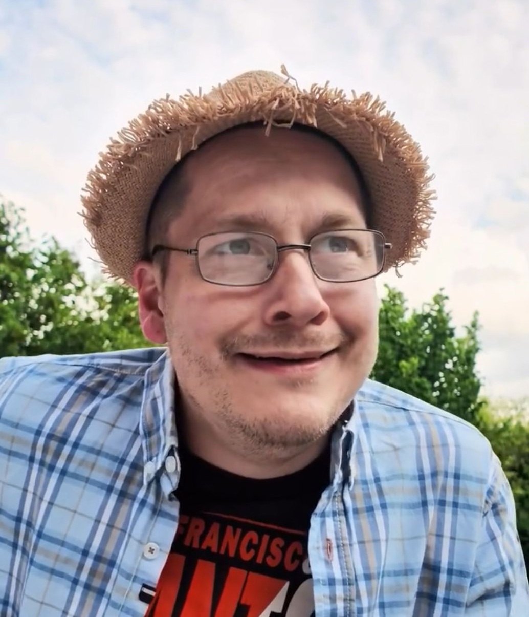 Niklas’ korte videoklip kan ses på Instagram, Facebook og TikTok. Flere af videoerne har mere end en million visninger af plat, hyggelig Skødstrup-humor.